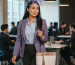 Wanita membawa tas REVELY ZYLA ke kantor